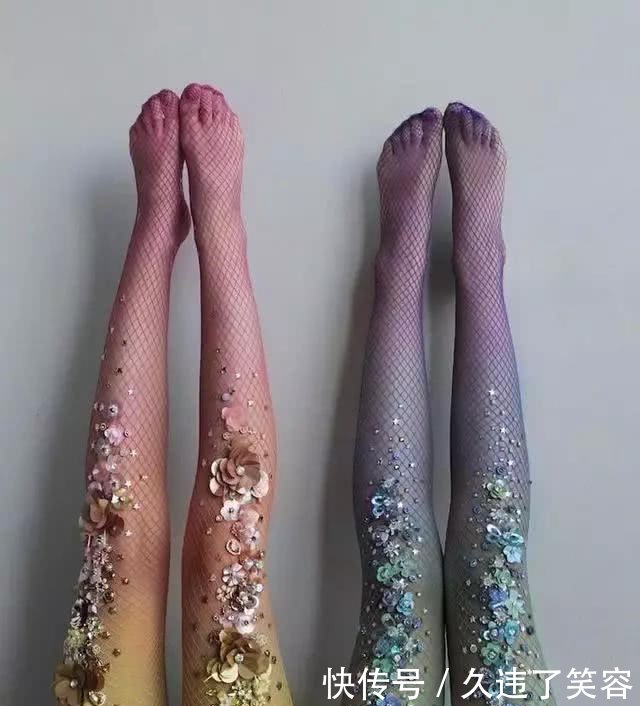 谭维维的“花瓣袜”小性感，比不上杨幂“阴阳袜”！以为一条腿！