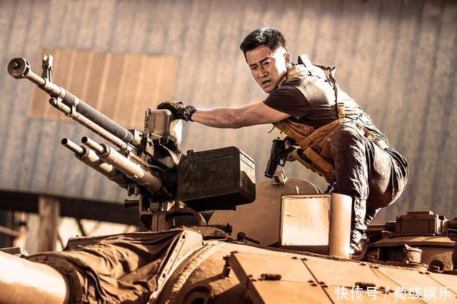 和谢楠@吴京罕晒宅家日常,裹棉被扮大象逗儿子开心,俩儿子表情反差太大