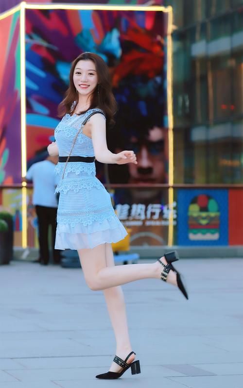 街拍：一字肩姑娘、长腿妹子、身姿妩媚小靓妹等，你最欣赏哪种？