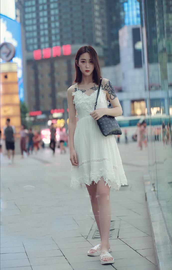 街拍:图一美女穿着大胆，吊带裙太抢风头，让人怦然心动无法抗拒