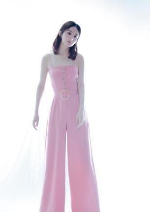 赵丽颖杨幂同穿夏天甜粉色，成果热巴一呈现，人世水蜜桃果然惊艳