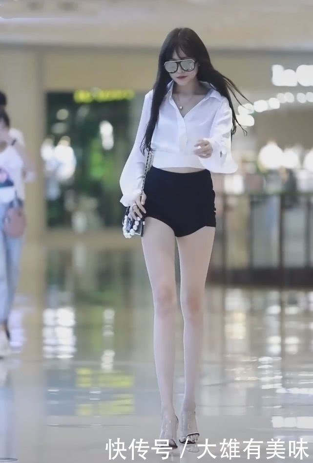  美女|美女只因踩了双“凉皮鞋”，时髦高级，还凹出1米2“仙鹤腿”