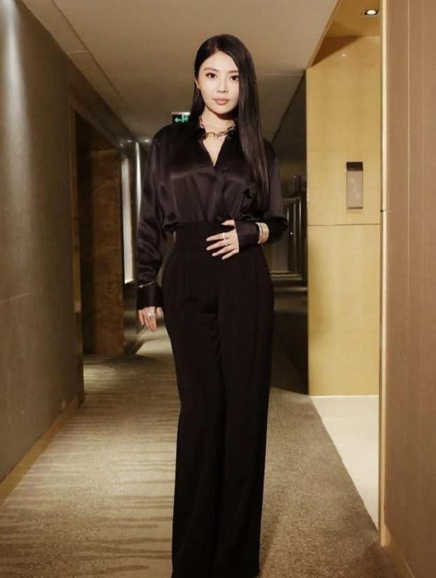 徐冬冬身穿裸粉色礼服，深V快开到肚脐，这身材太有料了!