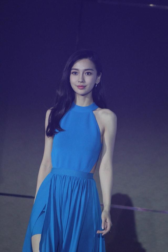 蓝色长裙好看不好穿！baby美似仙女下凡，柳岩却显得过于性感