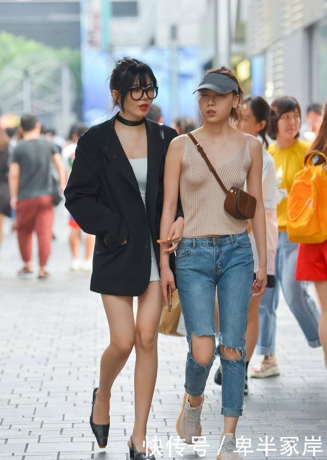  『时髦』开春时节乱穿衣？人手一条的牛仔裤，穿出惬意的时髦感
