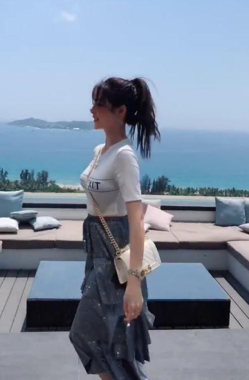  『小姐姐』清新的潮流少女，穿搭紧身，不一样的青春情怀!