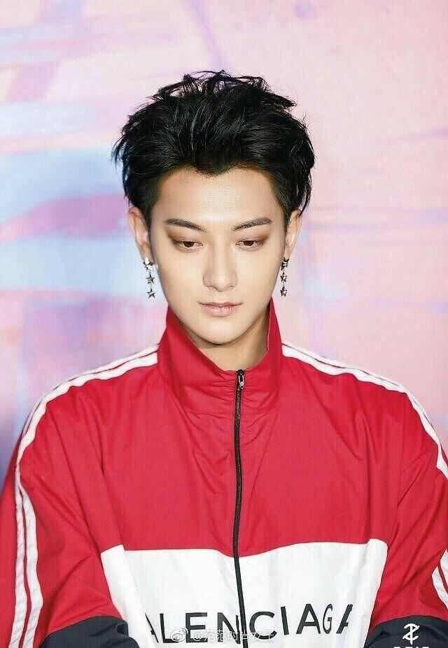 当这些帅气的男明星戴上耳环，会是什么样呢？