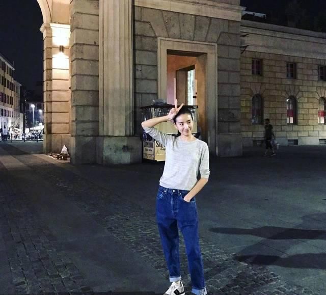  #气质#董洁依旧气质出尘清丽，衬衫搭配灰色纱裙，前卫又时髦