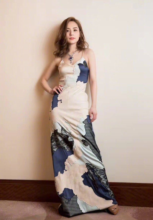 钟欣潼衣品开窍了，穿吊带裙性感满分，当她转过身，更惊艳众人