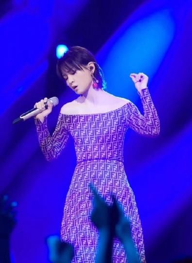 周笔畅真霸气！黑色高腰皮裤穿出1米8大长腿，网友：恨天高太抢镜