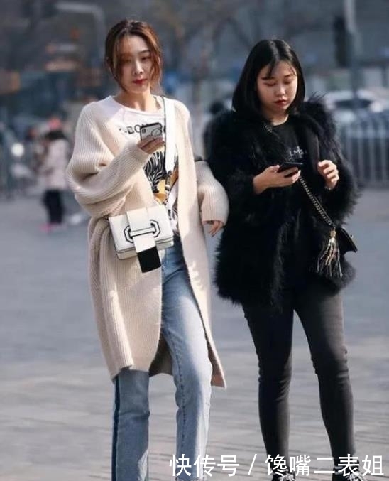 「蓝色」街拍:百般难描的美女,一件白色上衣配蓝色牛仔裤,魅力好身材