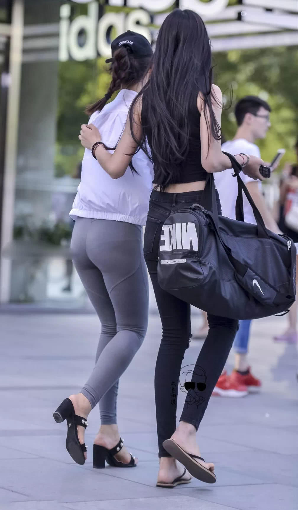 身材妖娆的年轻小姐姐，摆出来的造型还是吸引人