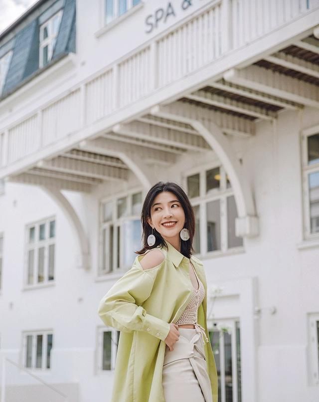 『时髦』春节穿什么裤子好?一条时髦的背带裤搭配,穿上年轻好几岁
