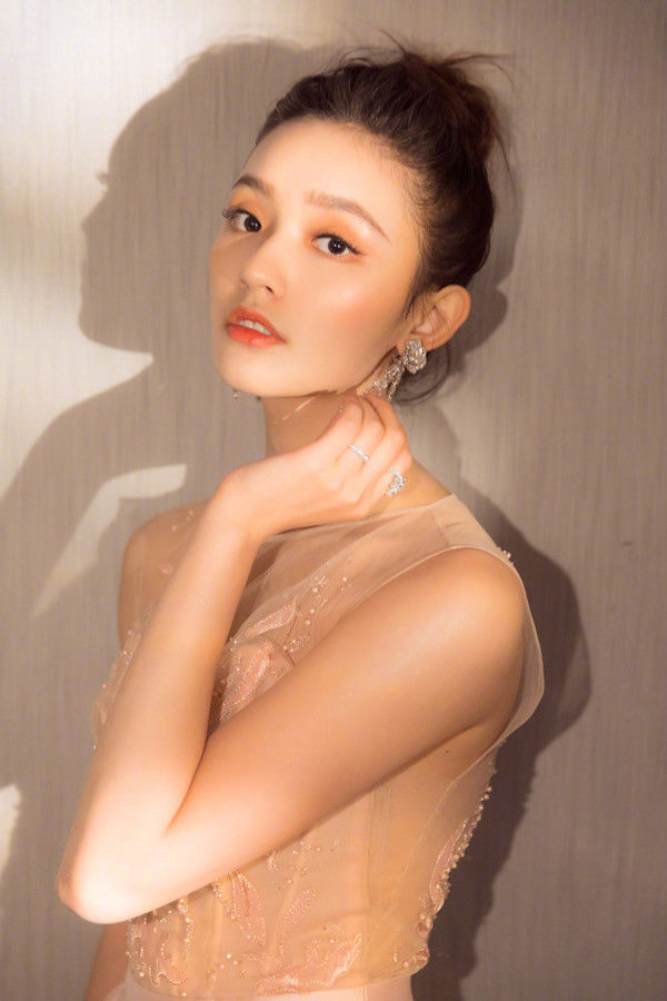 6月明星妆容合集:唐嫣换了空气刘海美出新高度，林允瘦到化了元气