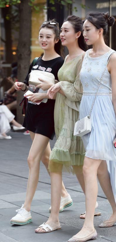 三个好漂亮的姐姐一起逛街，都蛮性感动人的，美腿文艺范
