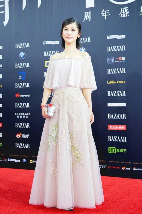 杨紫 又一波时尚“暴击”, 杨紫 芭莎慈善夜穿搭也太好看了吧！