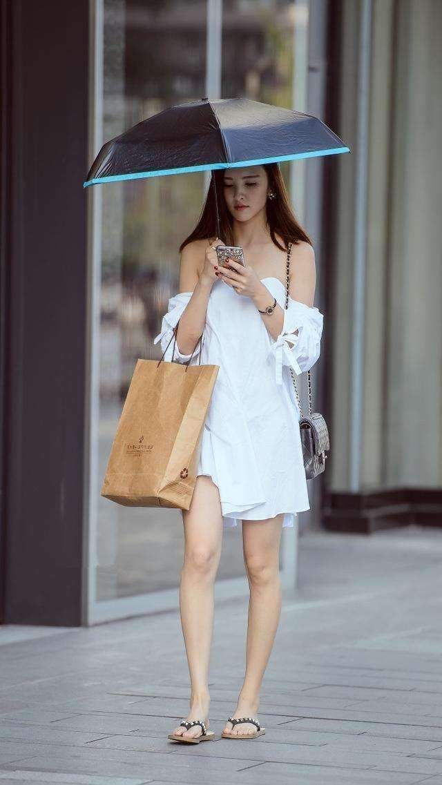 街拍:白色一字肩抹胸连衣裙的小美女，美腿白皙性感，诱惑吸睛!