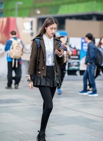  [气质]路人街拍，粉色与黑色服装的搭配，让小姐姐更显气质