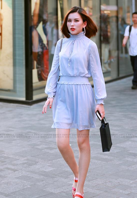 街拍：小姐姐独特美丽眸含秋水，一双大长腿！