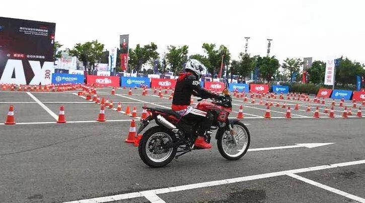 踏板玩绕桩也就算了，ADV居然也来！