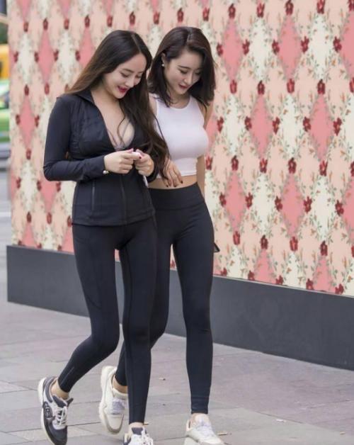 光彩照人的美女穿上紧身打底裤，显出纤细腰肢和迷人的臀部曲线！