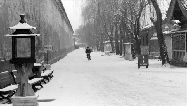 80年代大雪下的北京老照片，雪下的故宫、城墙美的像一幅画