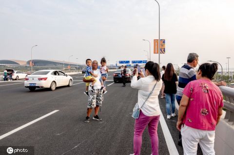 大兴国际机场成"网红"景点 游客拍照留念