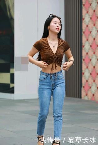  『美女』街拍美女：尖角高跟鞋，前面毛绒点缀，相当新奇，娇俏可爱