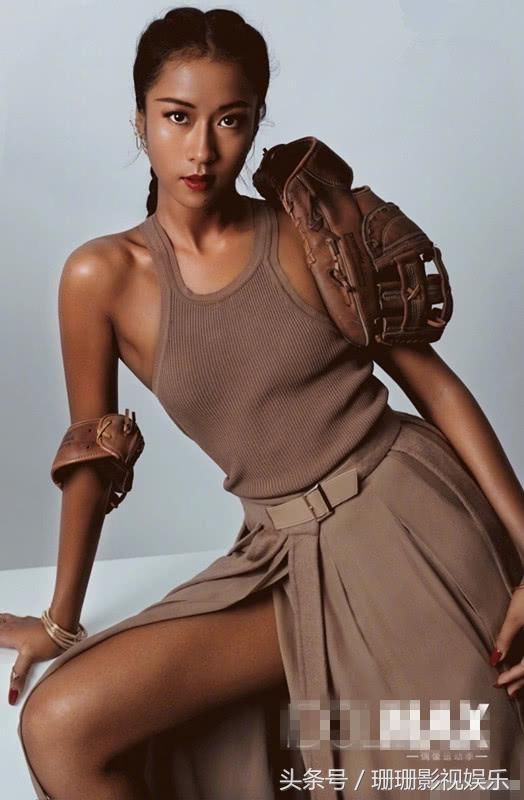 吉克隽逸化身足球宝贝，三套LOOK轮番变换大长腿、性感美臀秀不停