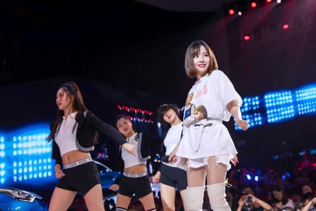 张靓颖穿紧身牛仔裤的效果我沉默了，网友：还是穿短裙吧！