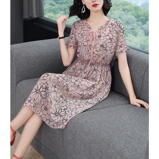 这裙子虽然不贵，但却很好看，女人穿上后展现魔鬼身材