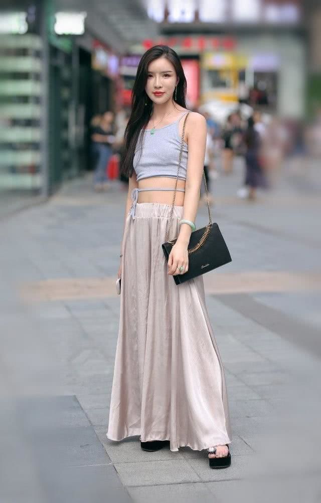 路人街拍，小姐姐气质优雅，白皙的皮肤很是动人