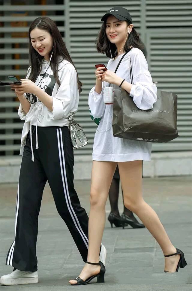 街拍：小姐姐穿着有种朦胧一抹小性感的感觉，显得十分青春靓丽