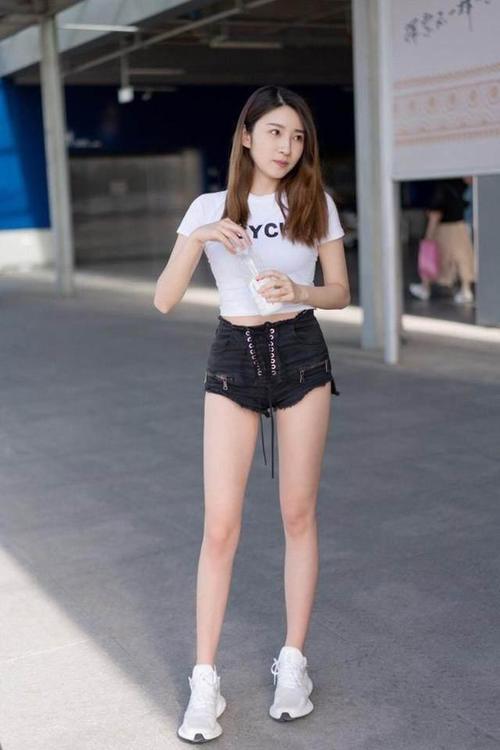 街拍：美女白色露脐紧身T恤性感十足，小蛮腰完美展现，可爱极了