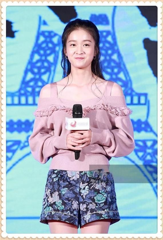 当39岁陈乔恩穿粉色针织衫撞上21岁张雪迎，才知道什么是真正扮嫩