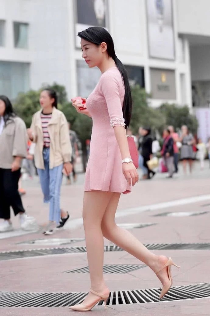 街拍：能撑起衣服的身材，穿什么都性感迷人
