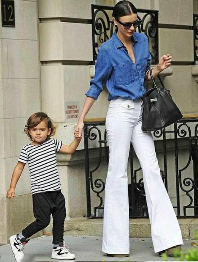 米兰达可儿休闲长裤加裹裙搭配，亮相街头，好身材一览无余