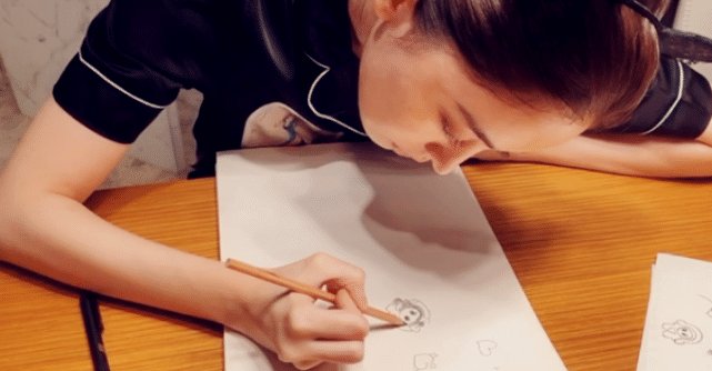  作品：古力娜扎素颜出镜晒绘画作品, 皮肤自带高光清纯不输郑爽