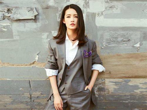 李沁越来越会穿了,时尚西装穿在身上,效果堪称卖家秀啊