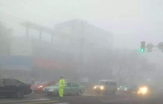  #浓雾天#大雾开车，为什么老司机都说不能开远光灯？