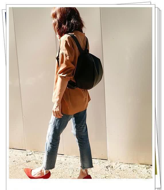  受欢迎：黑色背包越来越受欢迎！看看日本女孩春天怎么搭配它吧