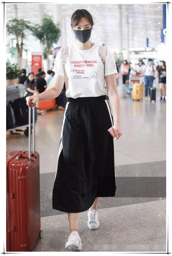 惠若琪厉害了!奶奶级的阔腿裤真时髦，网友:刘雯都不敢这样穿