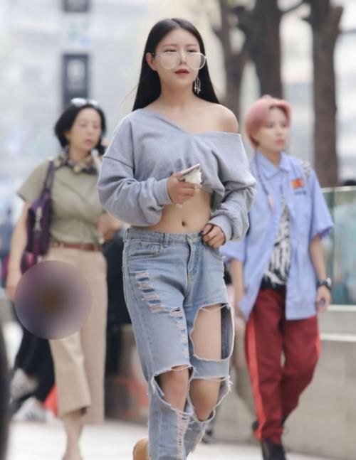  「小姐姐」时尚性感美女，漏肩装惊艳四方，破洞牛仔裤也是大胆