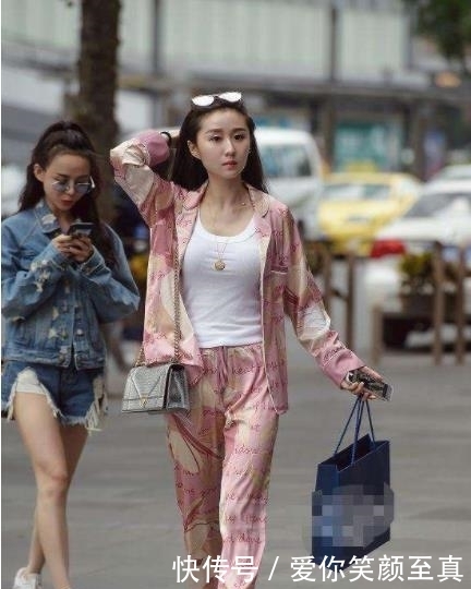 『清爽』街拍:性感小姐姐睡衣出门,看上去格外的清爽,你们认为呢?