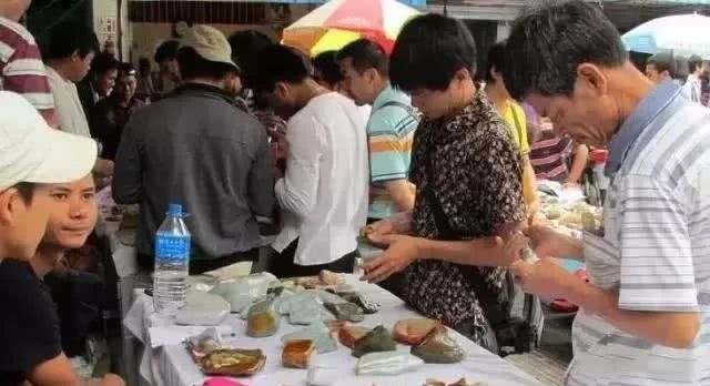 这群人，抽着6块钱的烟，住着50块的宾馆，谈着上千万的生意！