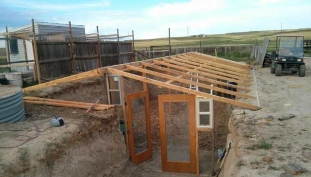  #大棚#实在没想到还有下沉式菜园，院子下挖1米深盖大棚，蔬菜瓜