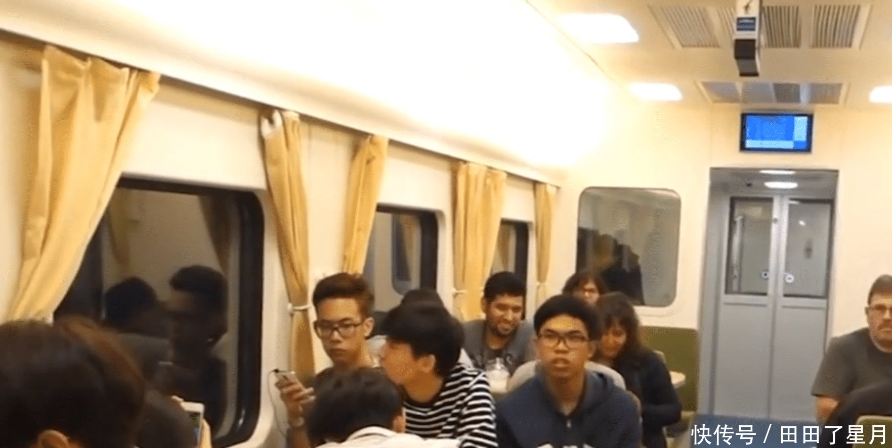 让中国游客惊呆的泰国火车,买的卧铺却是座位到了晚上瞬间明白