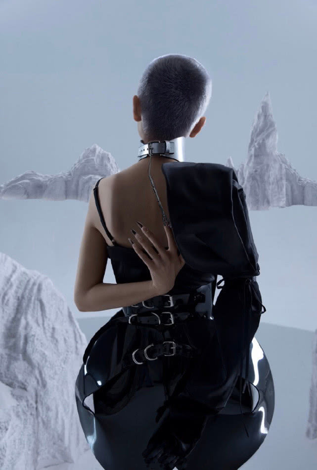 周冬雨银灰寸头视频