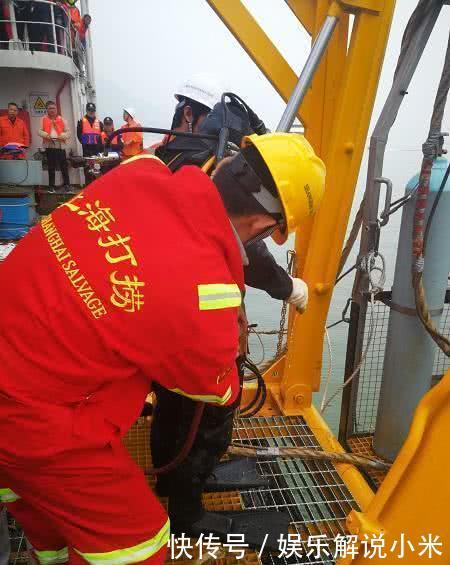 7具遗体出水，2具卡在车内，重庆坠江公交车黑匣子凌晨1时打捞出