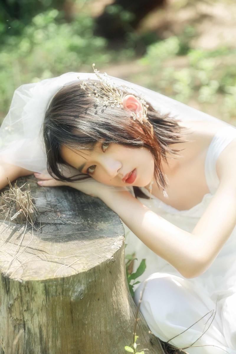 森系美女性感灵动户外写真图片